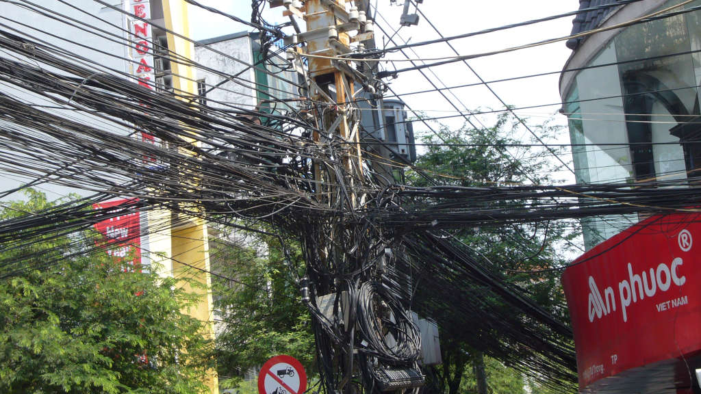 02 Overhead wires Hi Chi Minh W1024