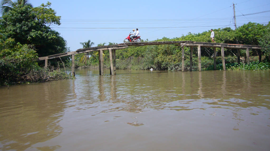 07 Bridge over river W1024