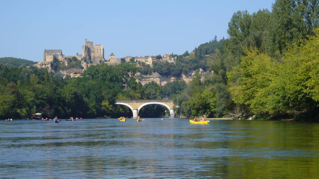 17 Kayaks on the Dordogne W1024